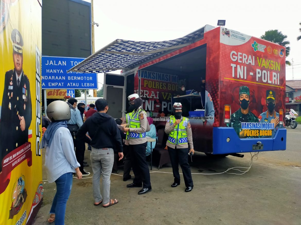 Sat Lantas Polres Bogor himbau kepada para pengemudi kendaraan bermotor di jalur Puncak untuk di Vaksin