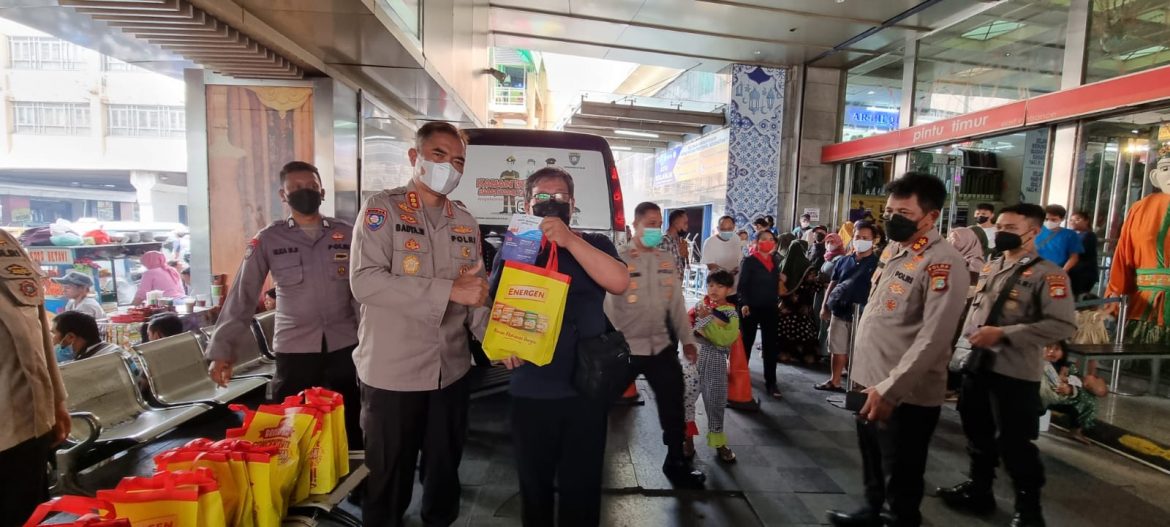 Polda Metro Jaya Melalui Direktorat Binmas &nbsp;Menggelar Akselerasi Percepatan Vaksinasi Di Pasar Blok A Tanah Abang Jakarta Pusat