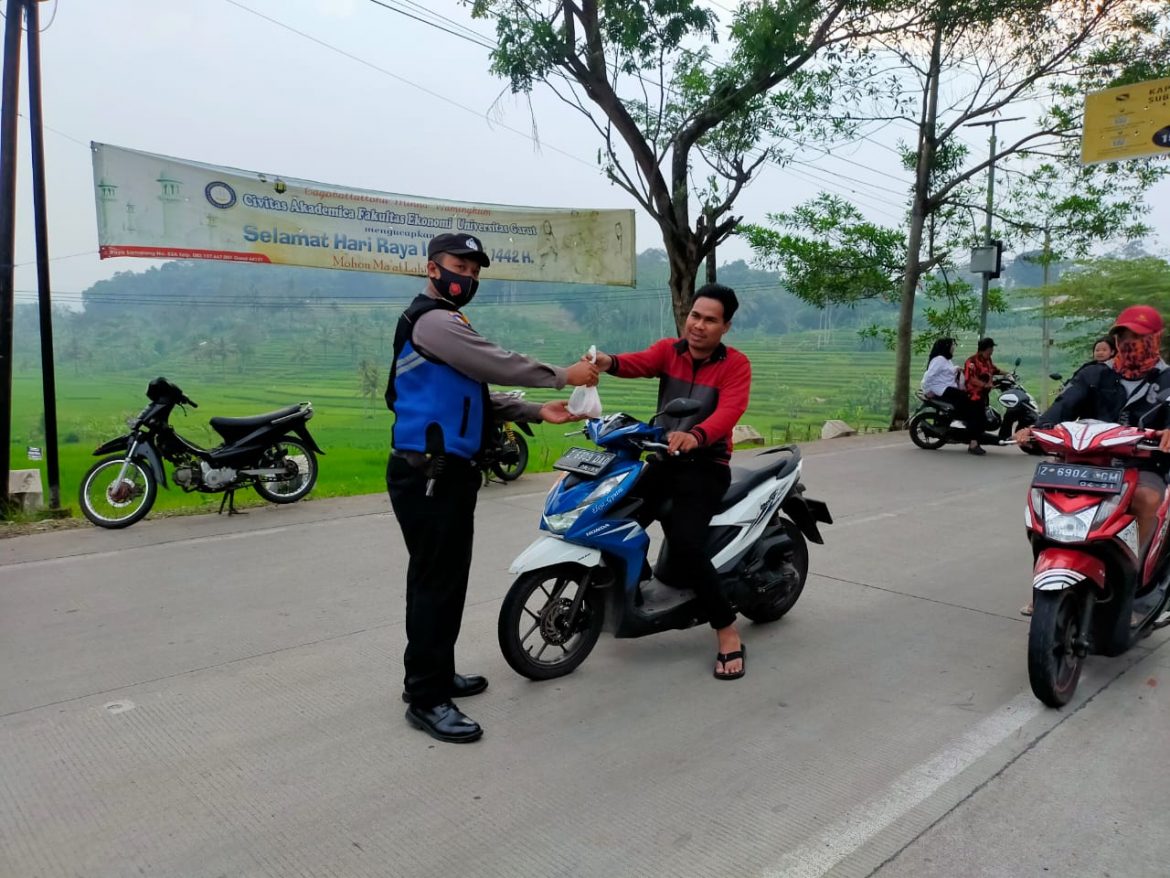 Polsek Leuwigoong &nbsp;Kembali Bagi – Bagi Takjil Gratis Di Bulan Ramadhan 1443 H