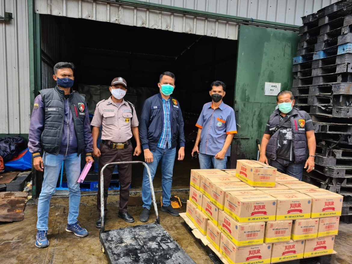 Polres Metro Jakarta Barat Melakukan Sidak Pengecekan Stock Dan Harga Minyak Goreng Curah Dan kemasan Di Sejumlah Pasar
