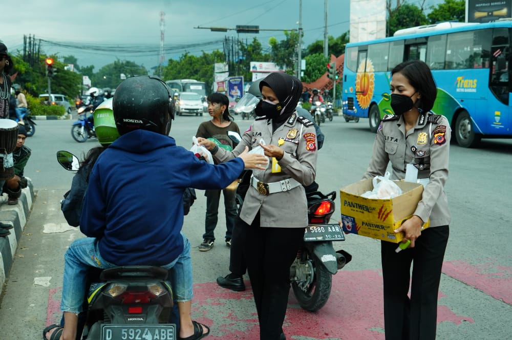 Jelang Buka Puasa, Polwan Polda Jabar Bagikan 1000 Takjil Kepada Pengendara