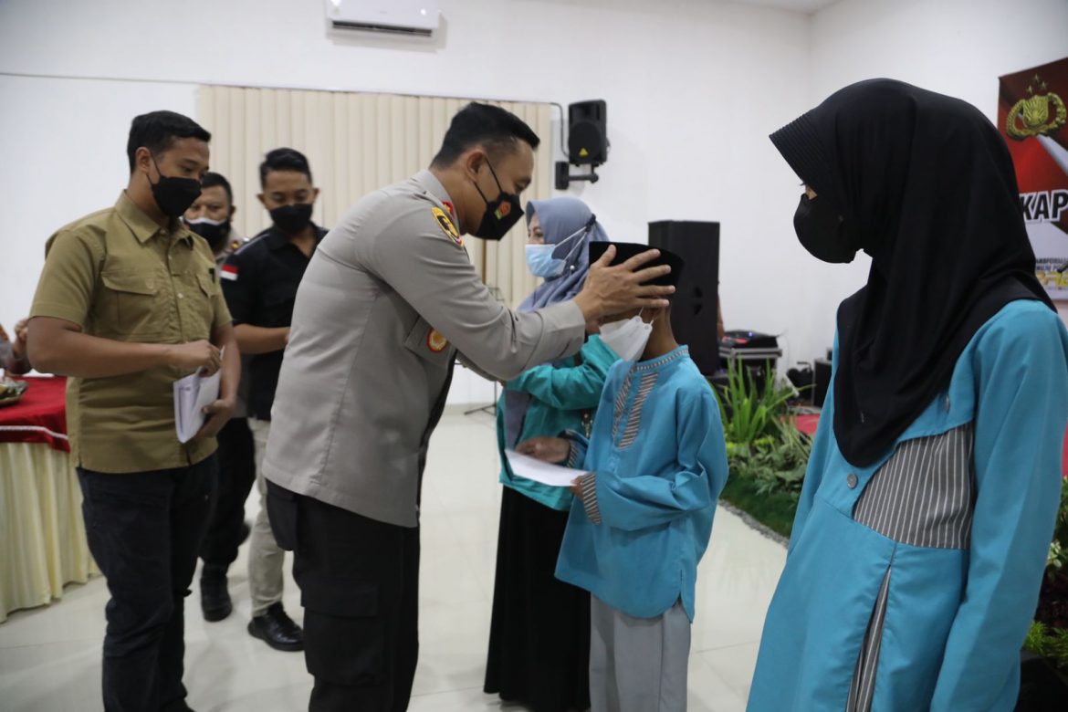 Polisi Berikan Santunan Kepada Anak Yatim Dalam Peringatan Nuzulul Qur’an