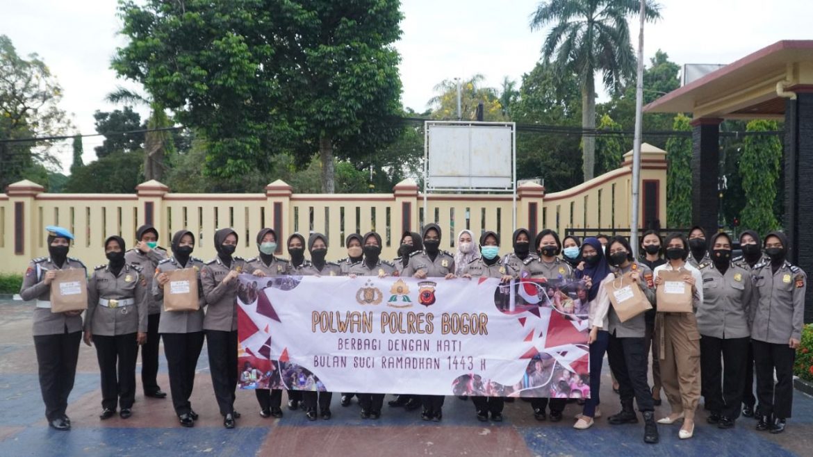 Menjelang Hari Kartini, Polwan Polres Bogor Bersama Persatuan Wartawan Indonesia (PWI) Kabupaten Bogor Bagikan Takjil Gratis
