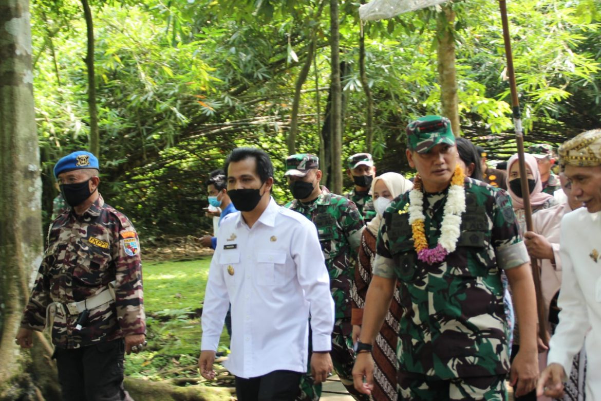 Dampingi Pangdam III/Siliwangi Napak Tilas Kerajaan Galuh,Wabub Ciamis Beberkan Tentang Situs Budaya Karangkamulyan
