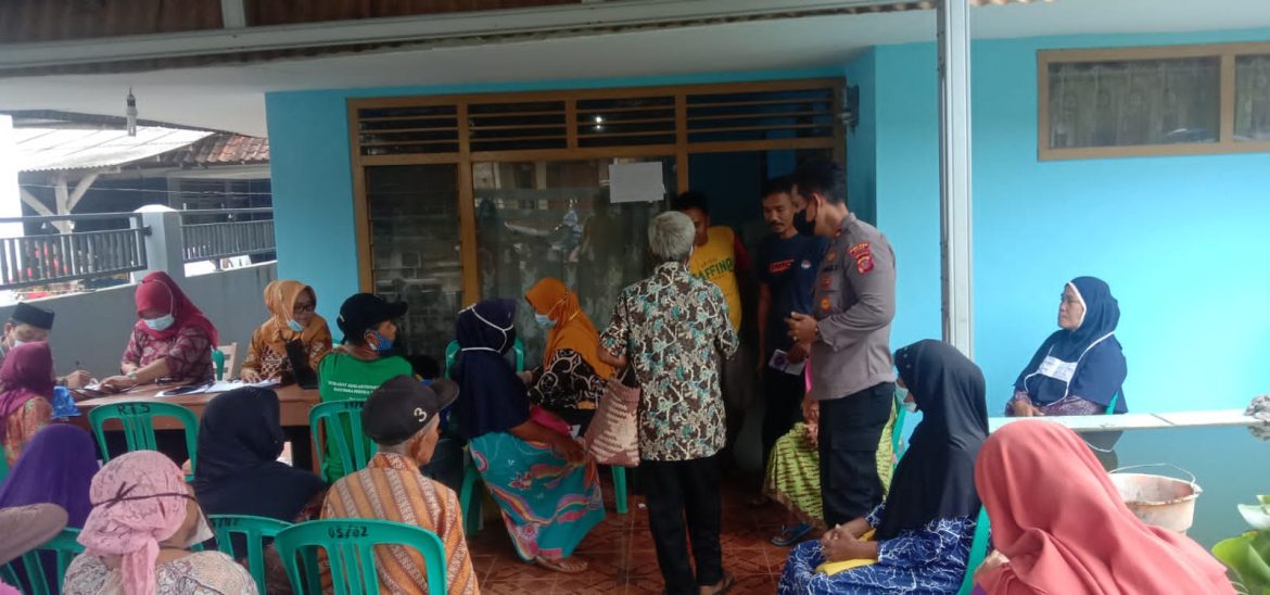 Antisipasi Timbulnya Kerumunan Warga Polsek Ciamis Polres Ciamis Monitoring Penyaluran Bantuan Pangan Non Tunai (BPNT)
