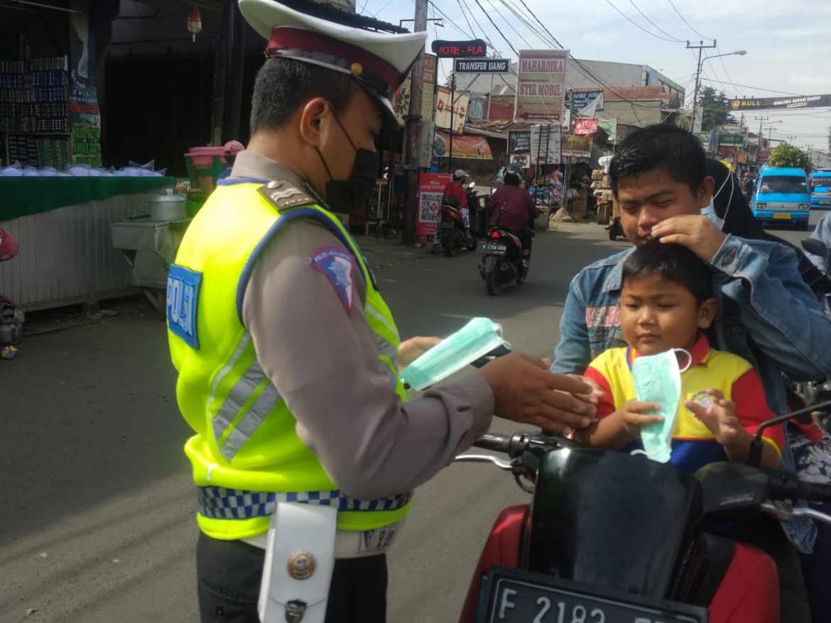 Polsek Citereup Himbau Warga Jaga Prokes dan Jalani Vaksinasi