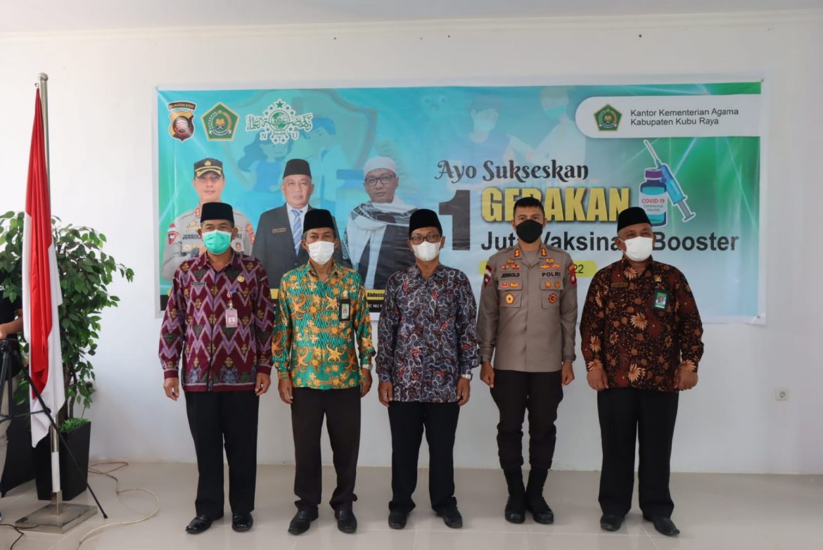 Kapolres Bersama Kemenag Kubu Raya Hadiri Zoom Meeting Vaksinasi Serentak 1 Juta Vaksin Booster Seluruh Indonesia