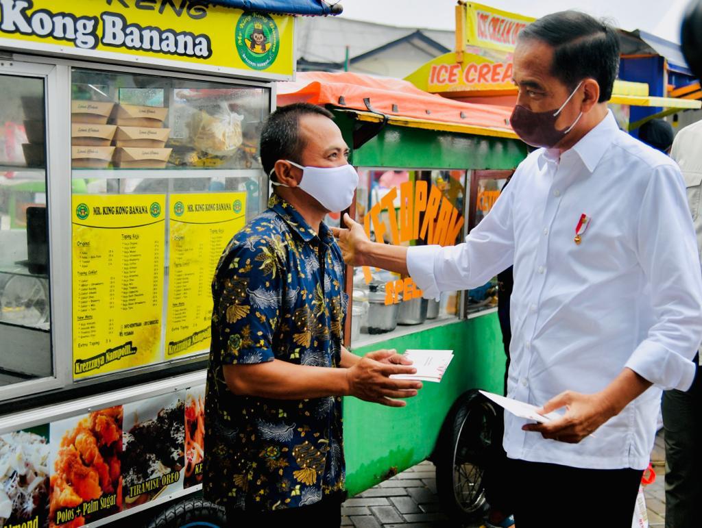 Saat Presiden Jokowi Ngabuburit Bagikan Bansos di Sejumlah Pasar di Bogor