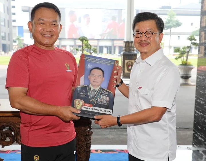 PT. Arwana Citramulia Tbk Dukung Program Binter TNI AD dan Beasiswa Prajurit