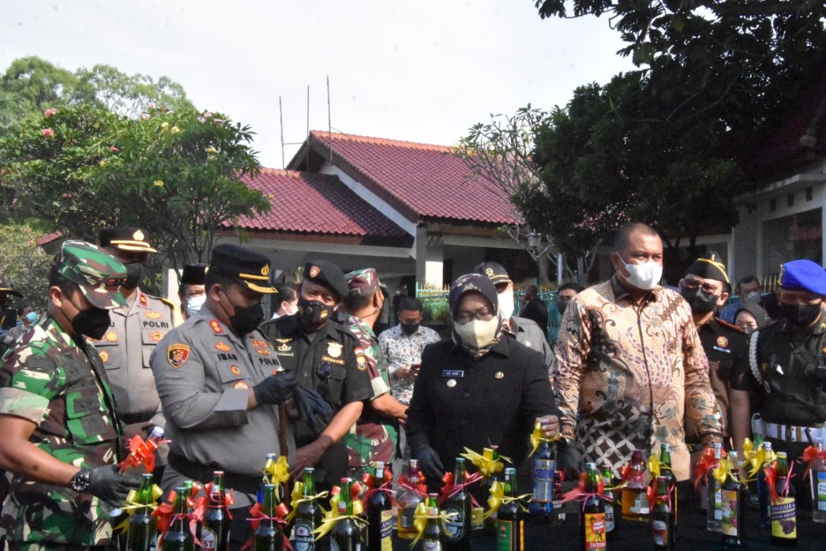 Sat Narkoba Polres Bogor Musnahkan 21.491 Botol Miras Hasil Ops Pekat Lodaya 2022