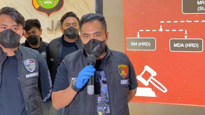 Polisi Kembali Melakukan Pendataan Terhadap Stock Persediaan Minyak Goreng Baik Curah Maupun Kemasan Yang Berada Di Pasar Di Wilayah Jakarta Barat