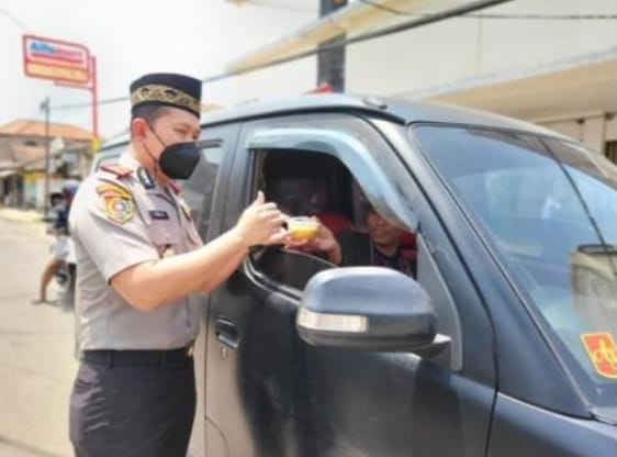 Sisi lain Serdik Sespimen Angkatan ke 62 Saat Bulan Ramadhan 1443 H, Bagi Makanan dan Takjil Warga Sekitar Bandung