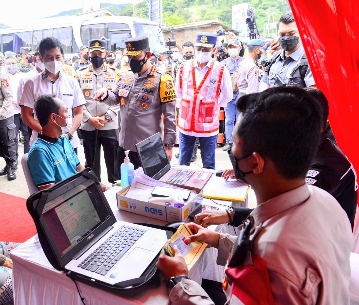 Tinjau Pelabuhan Merak, Kapolri Apresiasi Masyarakat Yang Mudik Lebih Awal