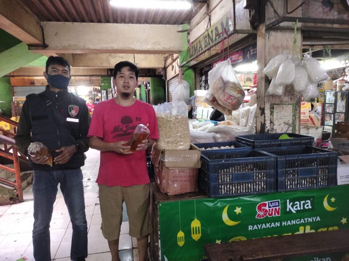 Polres Metro Menjelang Perayaan Hari Raya Idul Fitri 1443 H / 2022 M,Melakukan Pengecekan Ketersediaan Stock Minyak Goreng Baik Curah Maupun Kemasan Yang Di Wilayah Jakarta Barat