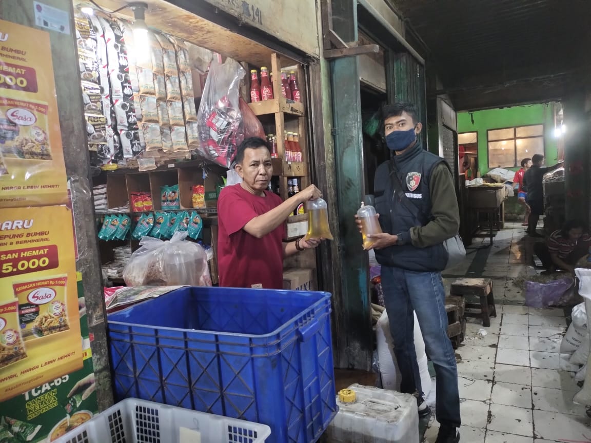 Satreskrim Polres Metro Jakarta Barat Kembali Mengecek Persediaan Stock Minyak Goreng Curah Dan Kemasan Di Pasar Wilayah Jakarta Barat