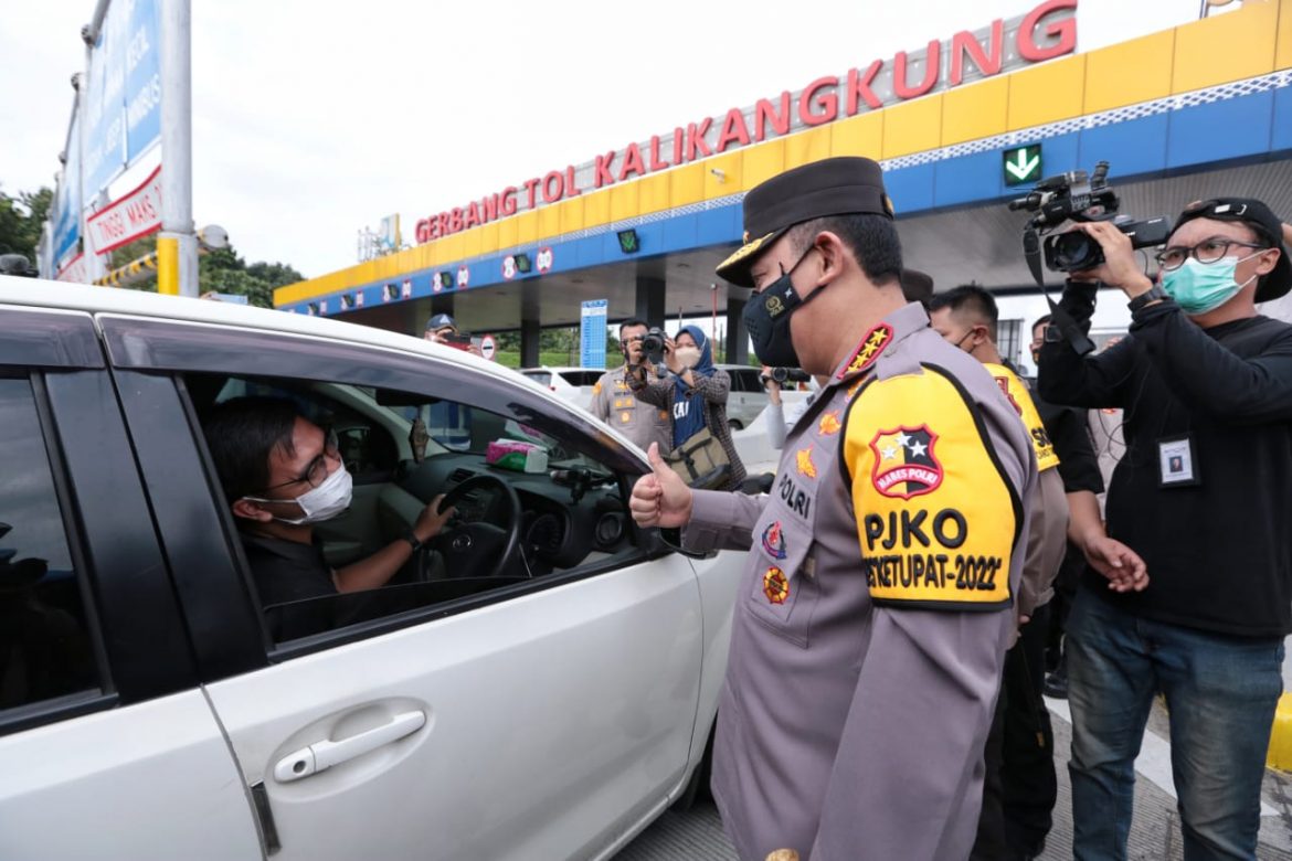 Tinjau Kalikangkung – Kapolri Imbau Pemudik Tak Paksakan Berkendara dalam Kondisi Lelah Demi Keselamatan
