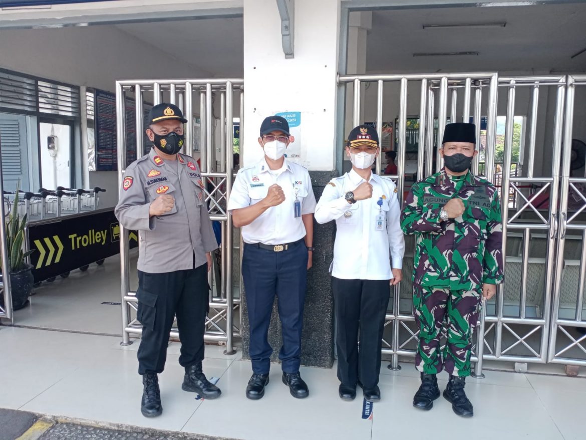 Berikan Rasa Aman Jelang Buka Puasa Personil Polres Banjar Gelar Patroki Dialogis
