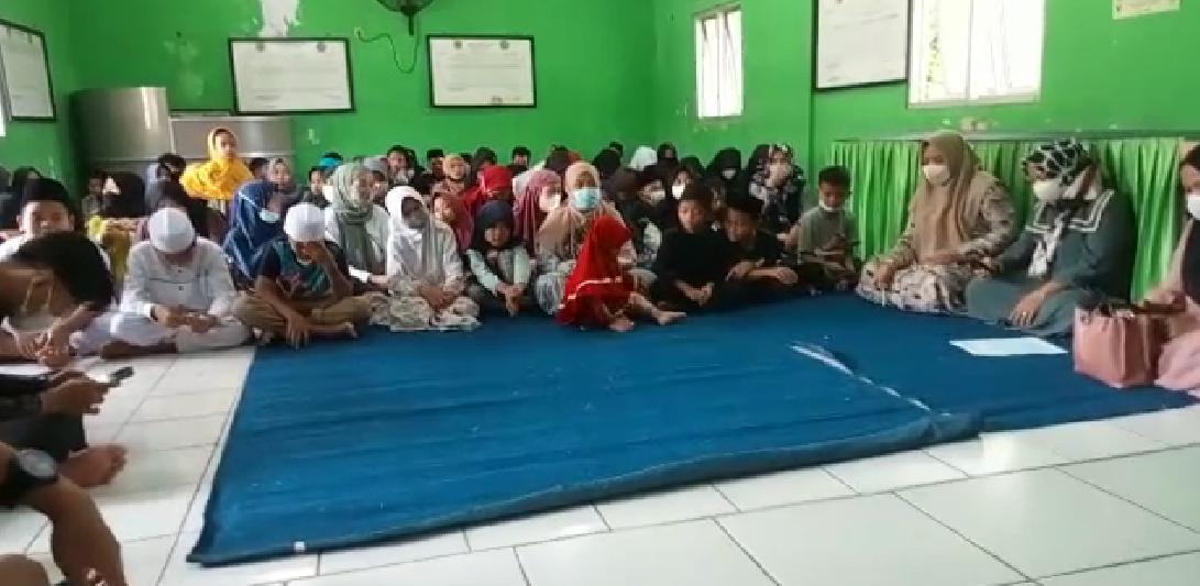 Di Akhir Ramadhan, Kades Bantarjati Santuni Yatim