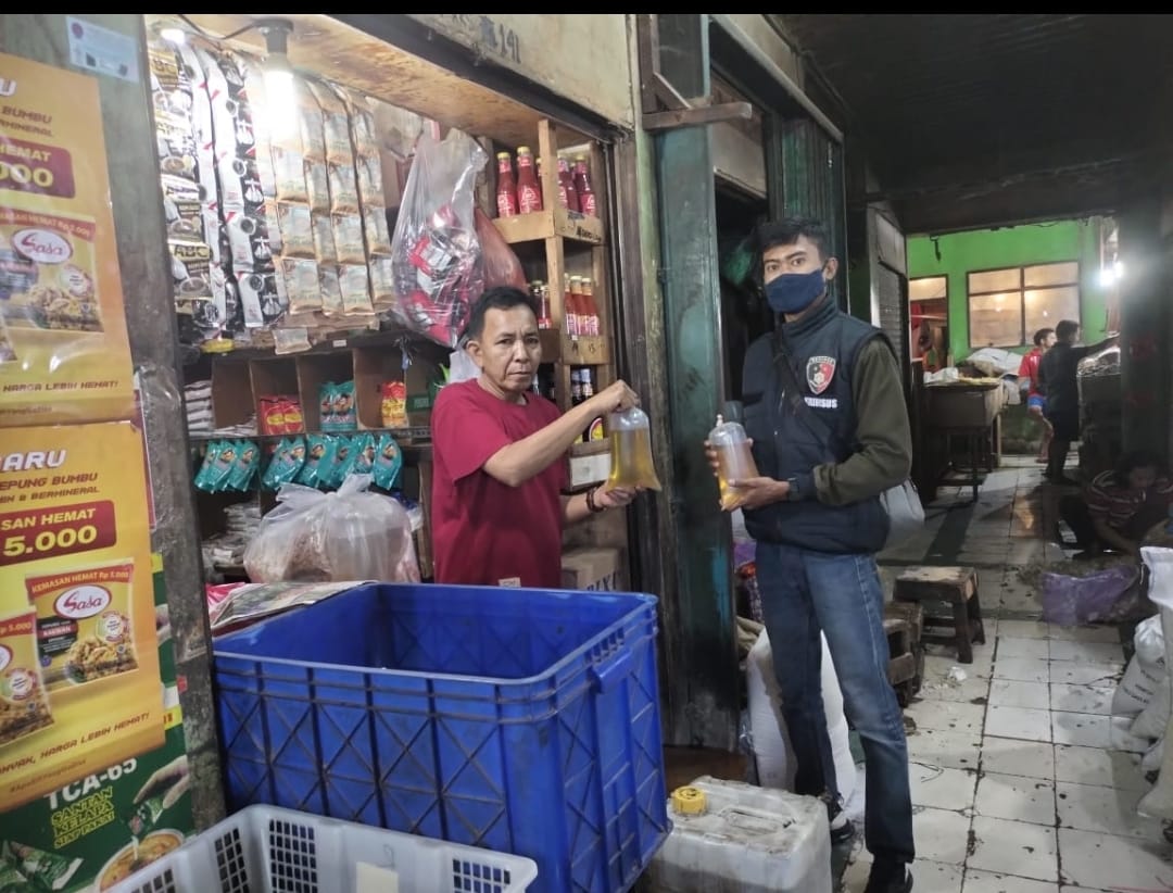 Menjelang Perayaan Hari Raya Idul Fitri Personel Sat Reskrim Polres Metro Jakarta Barat Melakukan Pengecekan  Stock Minyak Goreng