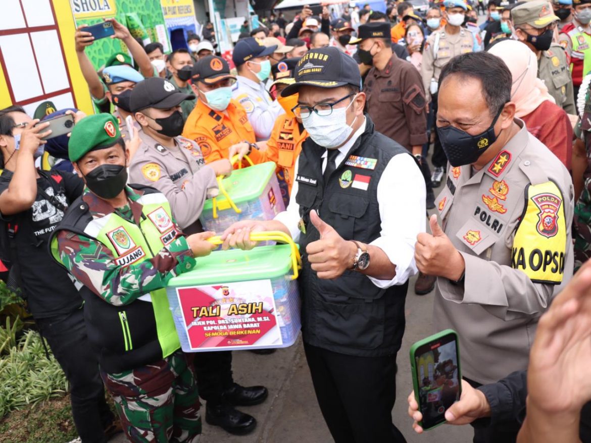 Kapolda Jabar Dampingi Gubernur Jabar Pantau Arus Mudik Simpang Tol Padalarang