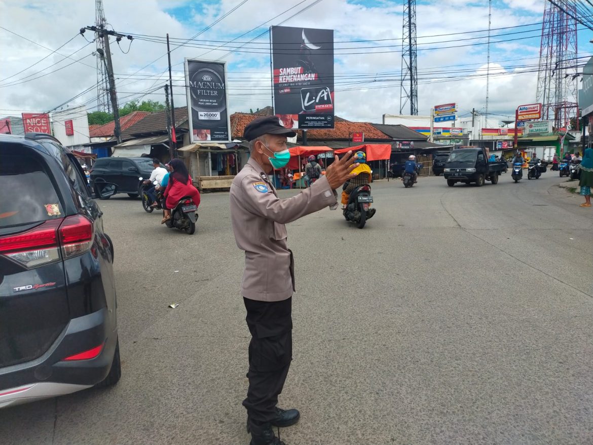 Urai Kemacetan Lalu Lintas, Personil Polsek Panongan Melaksanakan Pengaturan Lalin di Pasar Korelet