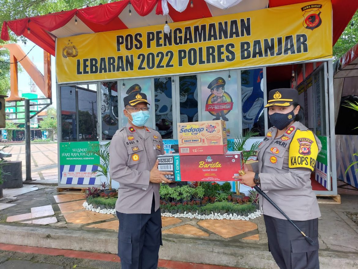 Kapolres Banjar Beri Bingkisan Kepada Personel yang Bertugas di Pos Pam Alun-alun Kota Banjar