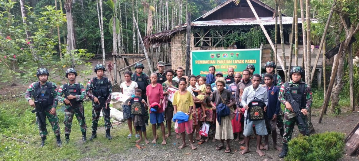 MENYAMBUT HUT YONIF 126/KC KE 60 TAHUN SATGAS PAMTAS YONIF 126/KC POS KALIMAO BAGIKAN PAKAIAN LAYAK PAKAI