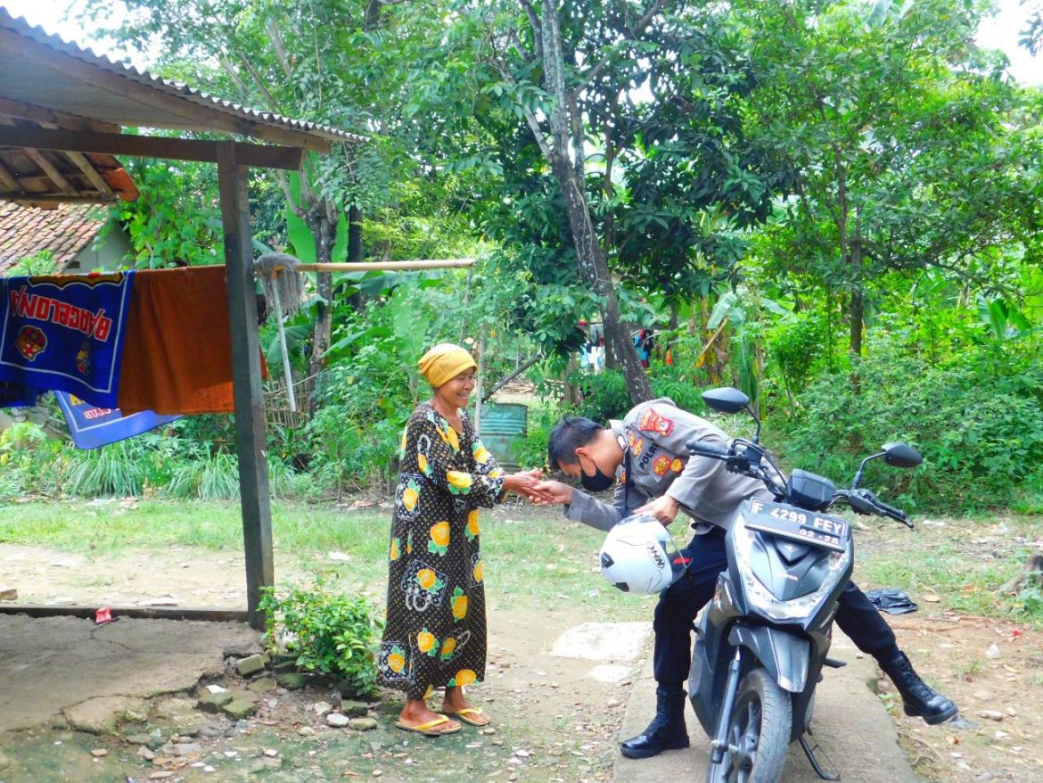 Polsek Jonggol Bagikan Paket Sembako Dalam Rangka Bulan Suci Ramadhan