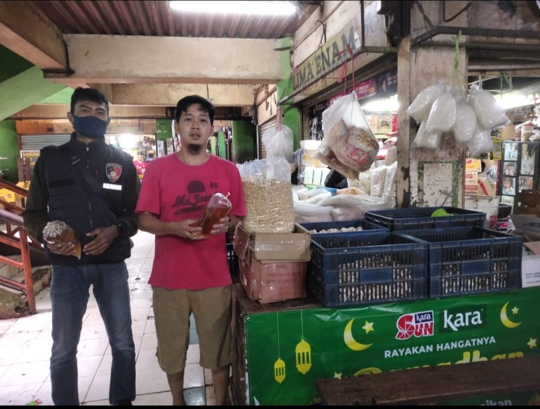 Polisi kembali Melakukan Pendataan Terhadap Stock Persediaan Minyak Goreng Baik Curah Maupun Kemasan Yang Berada Di pasar Di Wilayah Jakarta Barat