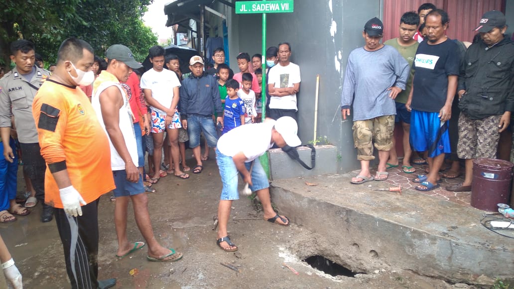 Polsek Gunung Putri Lakukan Evakuasi Terhadap Anak&nbsp; 5 Tahun Yang Hanyut