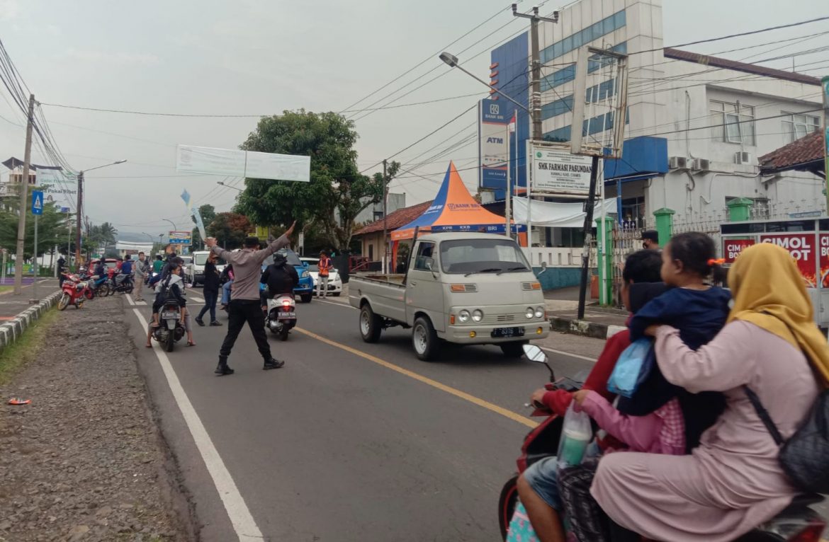 Urai Kemacetan Petugas Pos Pam Ops Lodaya Kawali Lakukan Pengamanan dan Pengaturan Lalu Lintas