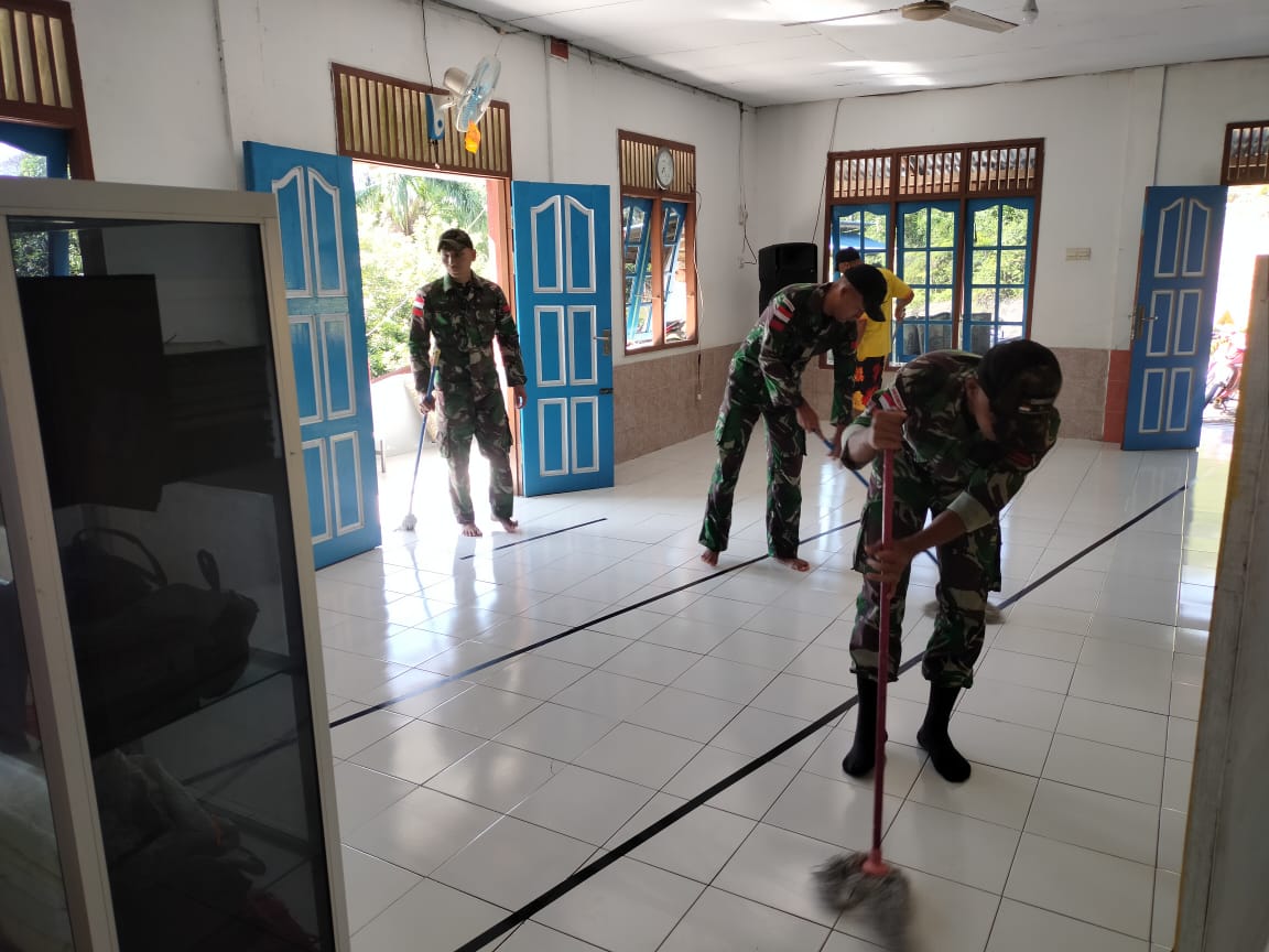 Menjelang Idul Fitri, Satgas Pamtas Yonif Mekanis 643/Wns Bersihkan Masjid Di Perbatasan