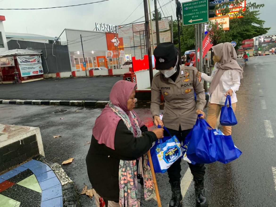 Bentuk Peduli Kepada Warga dan Pedagang Kaki Lima Polwan Polres Ciamis Bagikan Bingkisan
