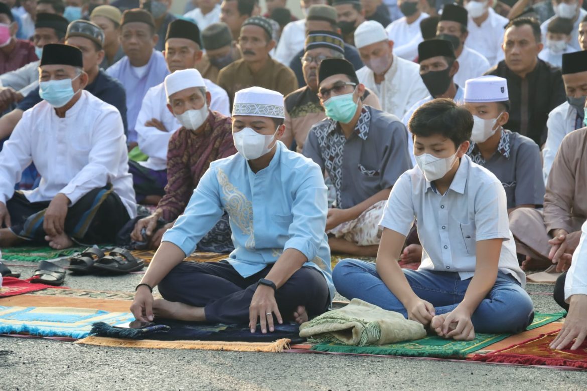 Kapolres,Wakapolres Ciamis dan Warga Sindangrasa Melaksanaan Sholat Idul – Fitri di Halaman Mapolres Ciamis
