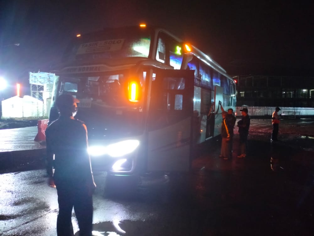 Anggota Polres Ciamis:Pastikan Suasana Aman Jelang Arus Balik Lebaran di Area Terminal Bus Lakukan Patroli