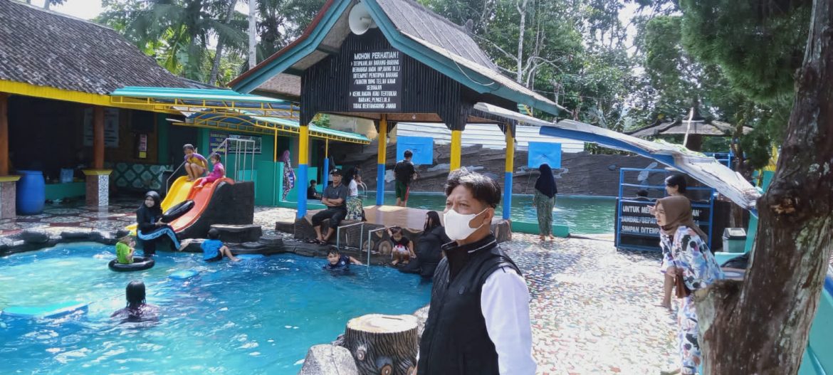 Polres Ciamis:Di Objek Wisata Personil Polsek Rancah Ingatkan Warga Untuk Patuh Prokes