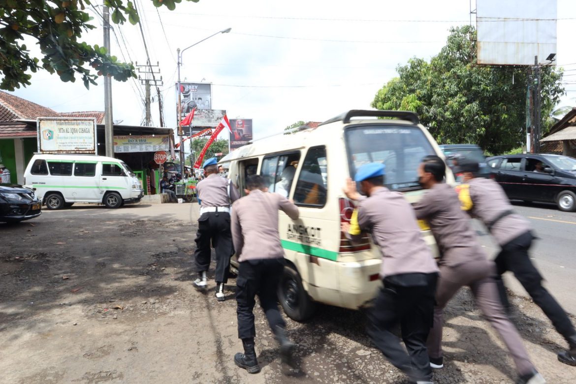 Respon Cepat Pelayanan Polri Kepada Masyarakat,Personil Pos Pam Cisaga Bantu Pengendara Mogok