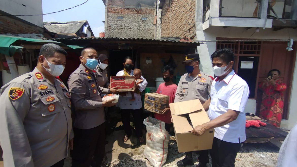 Polsek Kalideres Jakarta Barat Membagikan Sembako Kepada Warganya Yang Mengalami Gizi Buruk