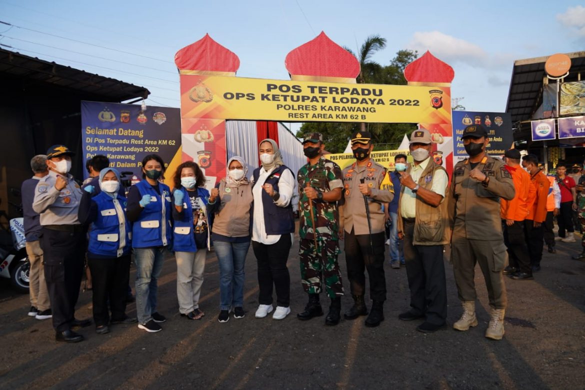 Wakapolri Tinjau Pos Pam KM 62 B Karawang Arus Balik Lebaran 2022