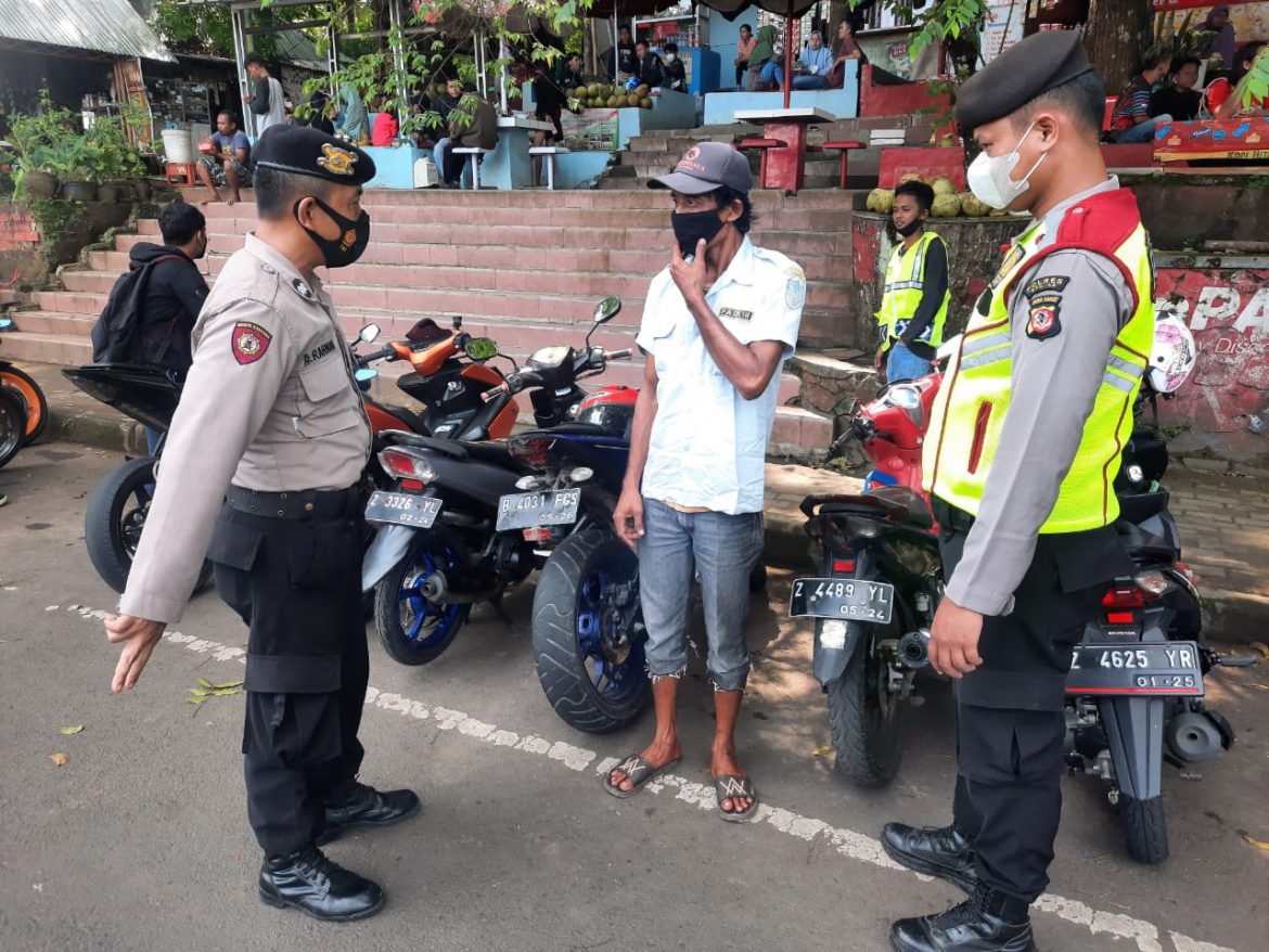 Tempat Istirahat Banjar Atas Masih Jadi Lokasi Favorit Warga, Personil Patroli Dialogis Ingatkan Warga Patuhi Prokes