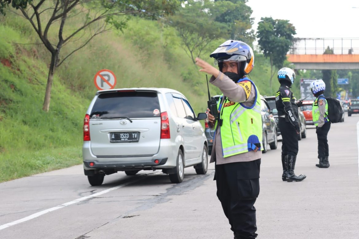 Kapolres Subang Cek Arus Balik di Tol Cipali , dan Bantu Pengendara Yang Mogok di Bahu Jalan
