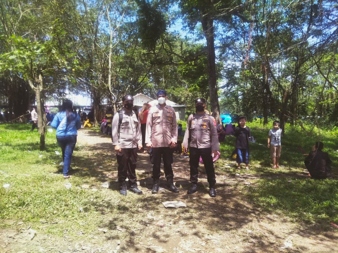 Petugas Pos Pantau Keramat Solear Melaksanakan Patroli Jalan Kaki