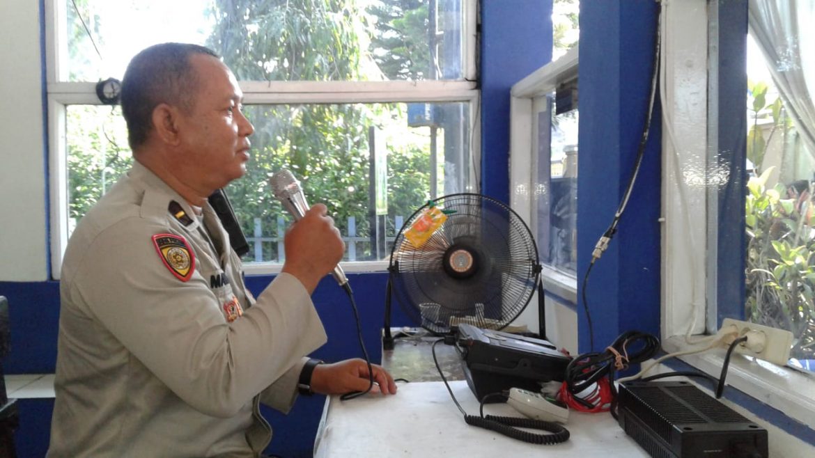 Petugas Pos Pam Sindangkasih Polres Ciamis Imbau Pemudik Taati Peraturan Tata Tertib Lalu Lintas
