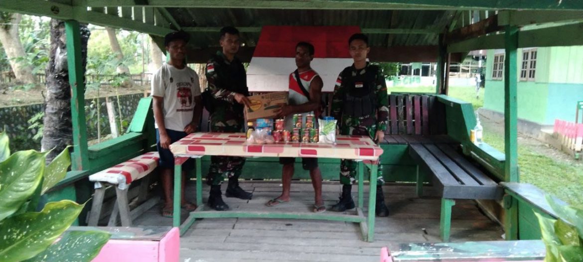 Wujud Belasungkawa, Satgas Pamtas Yonif 711/Rks Berikan Bantuan Warga