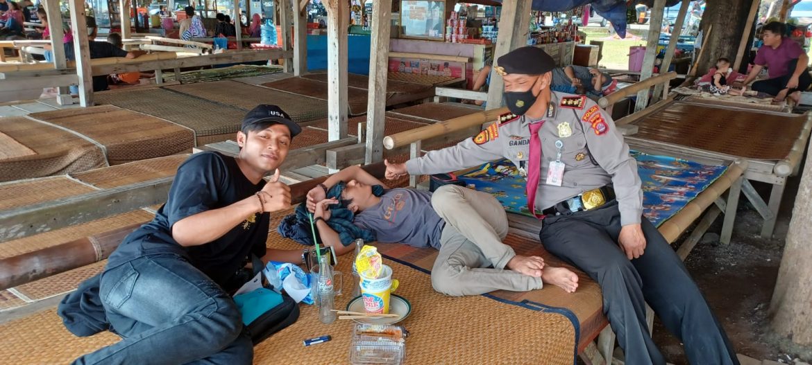 Cegah Penyebaran Covid-19, Personel Ditpamobvit Polda Banten Berikan Imbauan Prokes Kepada Pengunjung di Pantai Mercusuar Anyer