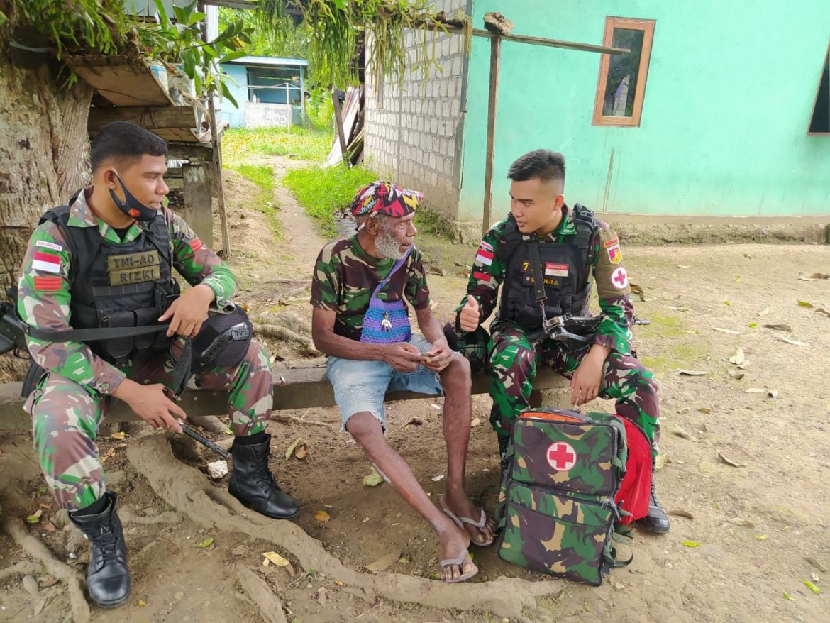 WUJUDKAN KEDAMAIAN DI PAPUA, SATGAS PAMTAS YONIF 711/RKS GELAR LAYANAN KESEHATAN GRATIS