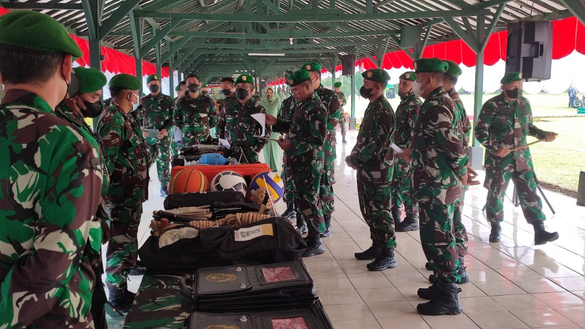 Sinergitas Anggota Satgas Laksanakan Vaksinasi Booster Bersama Polri dan Nakes Puskesmas di Perbatasan