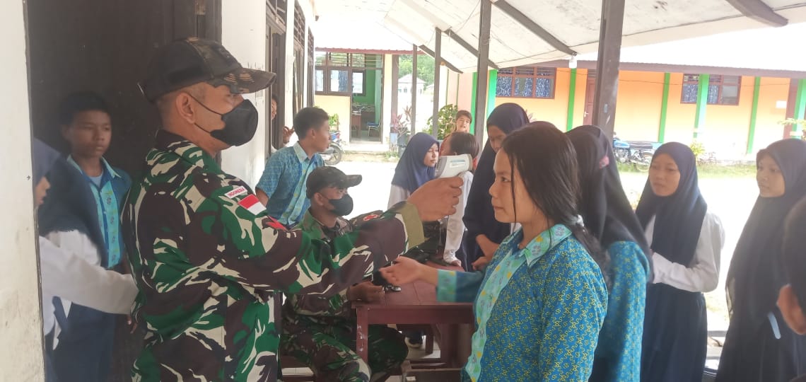 Peduli Kesehatan Anak Perbatasan, Satgas Pamtas Yonif Mekanis 643/Wns Lakukan Pelayanan Kesehatan Terhadap Anak Sekolah