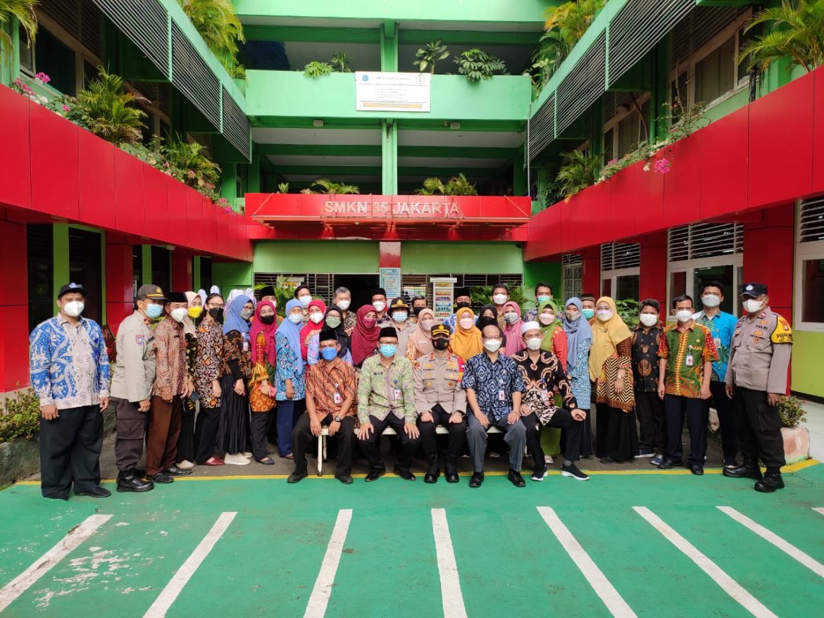 Kapolsek Metro Tamansari AKBP Rohman Yonky Dilatha SIK. MSi Melaksanakan Sosialisasi Himbauan Serentak Di Wilayah Hukum Tamansari, kepada Siswa-Siswi Di SMKN 35 Jakarta