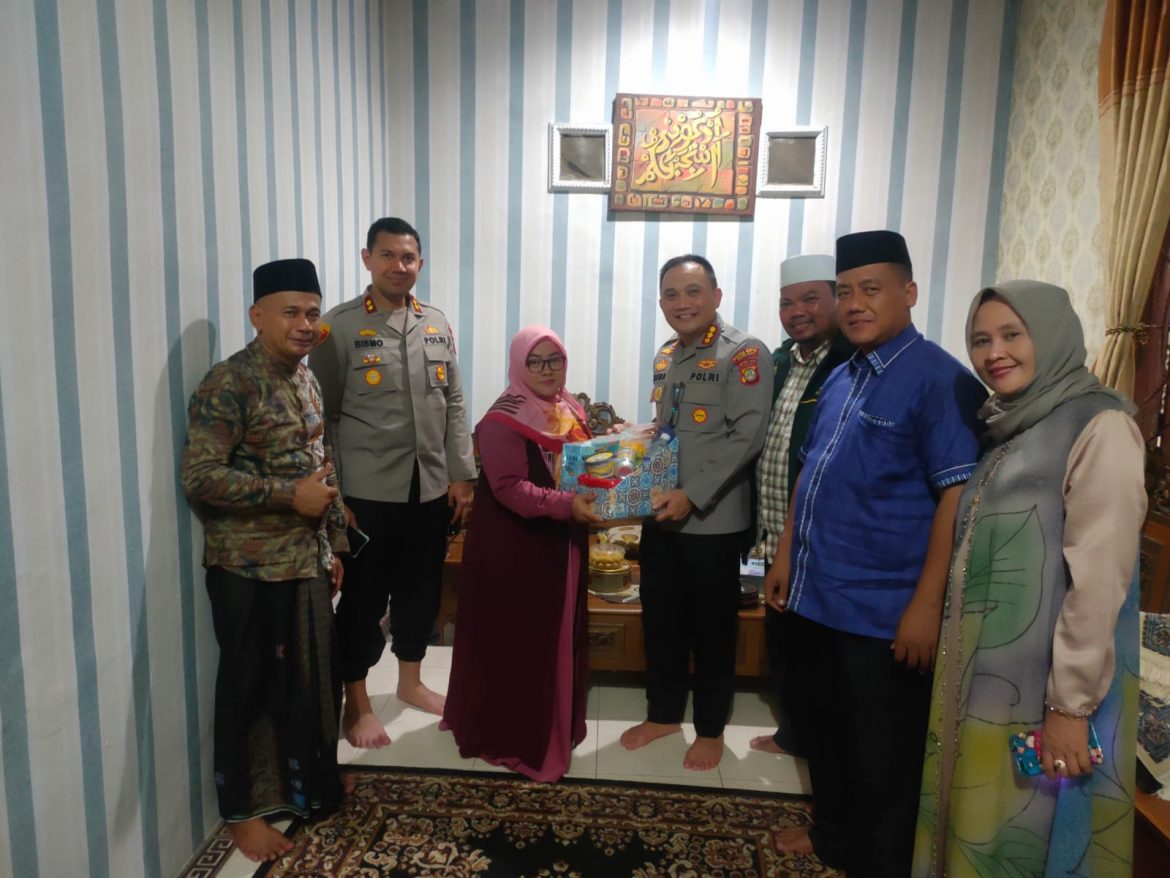 Di Awal Penugasannya Sebagai Kapolres Metro Jakarta Barat, Kombes Pol Pasma Royce Silahturahmi ke kediaman Tokoh Agama Atau Ketua Dai Kamtibmas Jakarta Barat